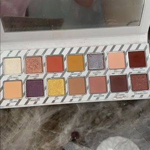 Kylie Cosmetics Makeup - Kylie Jenner Cosmetics Nice Eyeshadow pallet Kylie Cosmetics Makeup - Kylie Jenner Cosmetics Nice Eyeshadow pallet